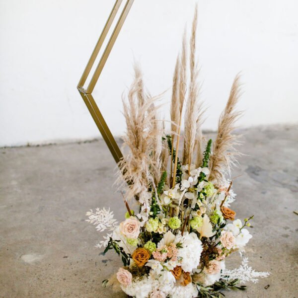 backdrop 6 hoek symmetrisch hexagon backdrop 6 hoek symmetrisch hexagon huren bruiloft goud gouden achtergrond ceremoniestyling bruiloftstyling bruiloftdecoratie