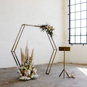 haxagon goud plus lessenaar haxagon 6 hoek backdrop huren bruiloft spreekgestoelte backdrop goud katheder goud driepoot lessenaar