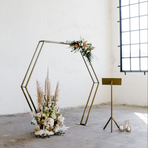 backdrop 6 hoek symmetrisch haxagon huren bruiloft goud gouden achtergrond ceremoniestyling bruiloftstyling bruiloftdecoratie