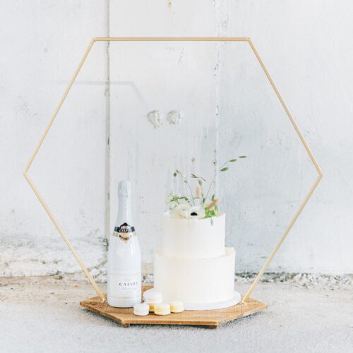 plateau modern taart bruidstaart goud hexagon backdrop