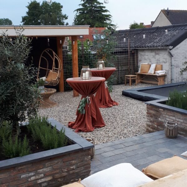 tafelkleed linnen terracotta linnen statafelrok statafelhoes terracotta dusty orange donkeroranje statafelaankleding cocktailtafel tafelkleed aankleding tuinfeest huren decoratie bruiloft