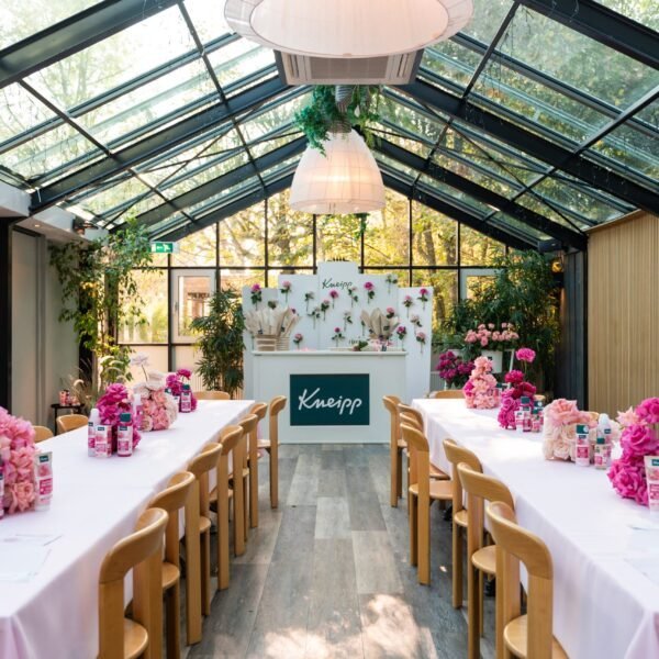 combinatie van witte backdrop en inklapbare bar backdrop en bar wit geschikt voor event styling