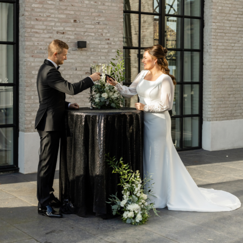Bruiloft decoratie statafel rok zwart elegant