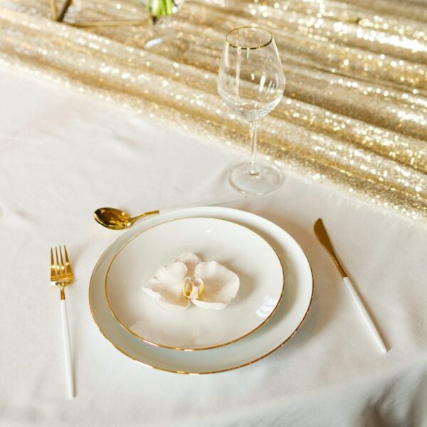 tafelstyling wit met goud tafelstyling wit met goud geschikt voor diner decoratie