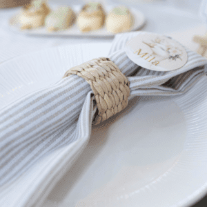 servetring rotan Servetring riet om wit servet – stijlvolle tafeldecoratie voor bruiloft