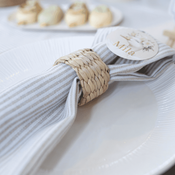 servetring rotan Servetring riet om wit servet – stijlvolle tafeldecoratie voor bruiloft