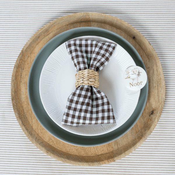 tafelstyling 21 diner met rotan servetring Rotan servetring met servet op bord – natuurlijke tafelstyling voor 21 diner