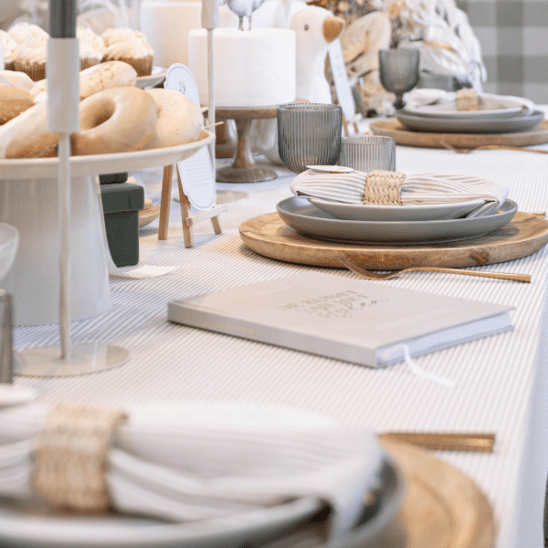 beige bruiloft decoratie met rieten servetring Rotan servetring met beige servet op bord – natuurlijke tafeldecoratie voor bruiloft