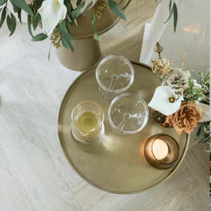 Gouden bijzettafel gebruikt voor champagne en decoratie