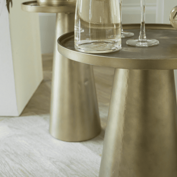 Gouden bijzettafel bruiloft styling Goud bijzettafeltje met rond blad naast bloemendecoratie voor bruiloft styling