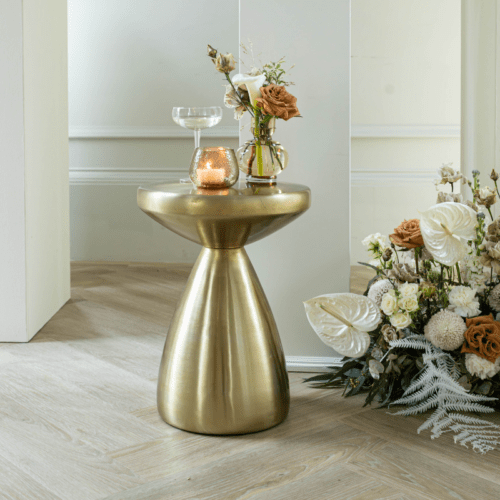 Gouden ceremonietafeltje naast bloemen decoratie voor ceremonie op bruiloft