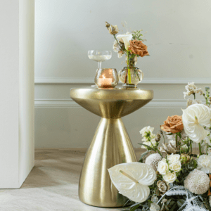 Goud bijzettafeltje met kaars en bloemstuk voor bruiloft ceremonie styling