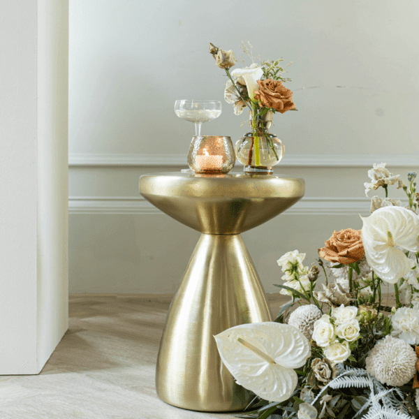 Goud bijzettafeltjebruiloft decoratie Goud bijzettafeltje met kaars en bloemstuk voor bruiloft ceremonie styling