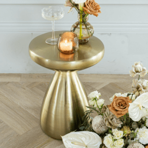 Ceremonietafeltje goud met bloemen en kaars tijdens stijlvolle bruiloft ceremonie