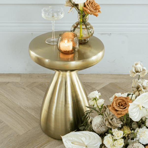 Ceremonietafeltje goud bruiloft ceremonie Ceremonietafeltje goud met bloemen en kaars tijdens stijlvolle bruiloft ceremonie