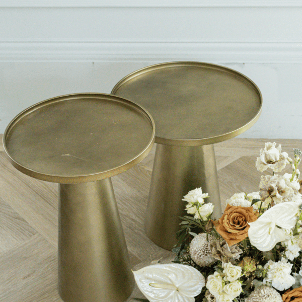 Gouden bijzettafels set van twee Set van twee gouden bijzettafels met spiegelblad voor bruiloft decoratie