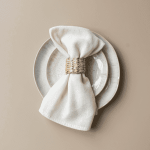 Servetring van riet met linnen servet op bord Servetring van riet met linnen servet op bord – tafeldecoratie voor babyshower