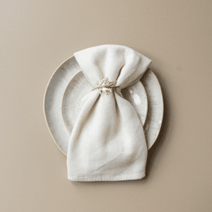 Gouden servetring met takje op servet en bord – luxe tafelstyling voor bruiloftstafel