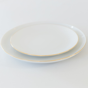 servies wit met gouden rand geschikt voor bruiloft decoratie