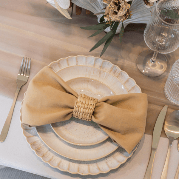 Servet strikken als strik met servetring van riet Servetring van riet met servet op gedekte tafel – tafelstyling voor 21 diner