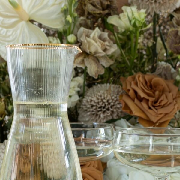 waterkaraf waterkan met gouden rand en ribbels in het glas