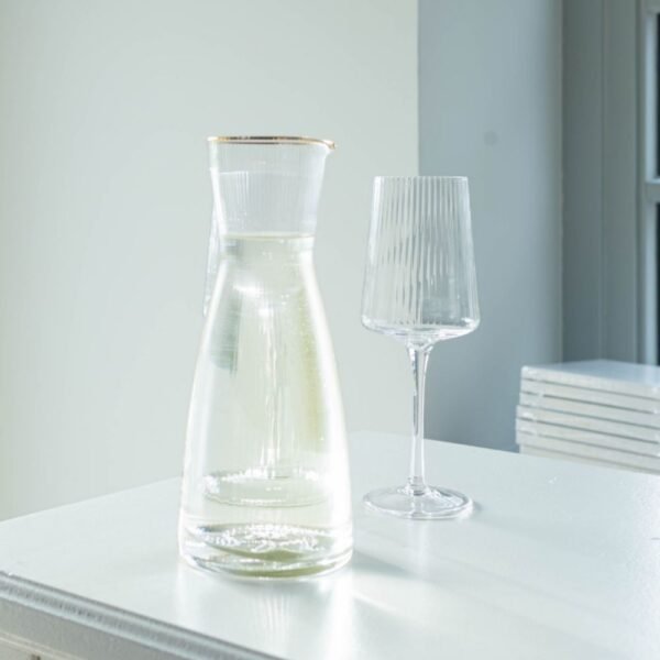 waterkaraf met streep in het glas en gouden rand waterkaraf en wijnglas met streep in het glas te huur voor tafeldecoratie