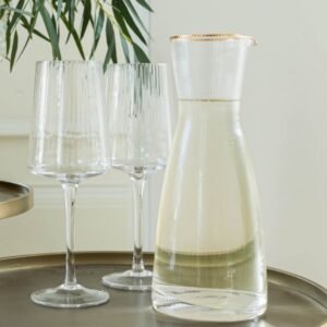 wijnglas met karaf. wijnglazen en karaf met ribbels in het glas.