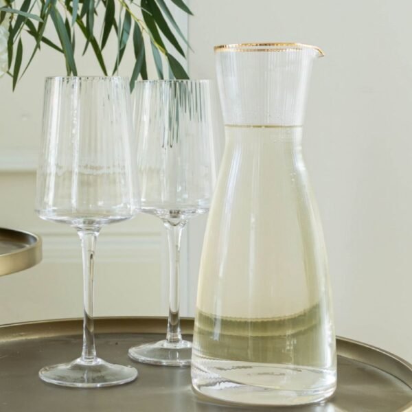 wijnglas met karaf. wijnglazen en karaf met ribbels in het glas.