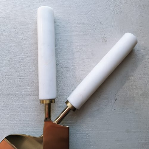 setje taart aansnijden bruiloft wit met goud