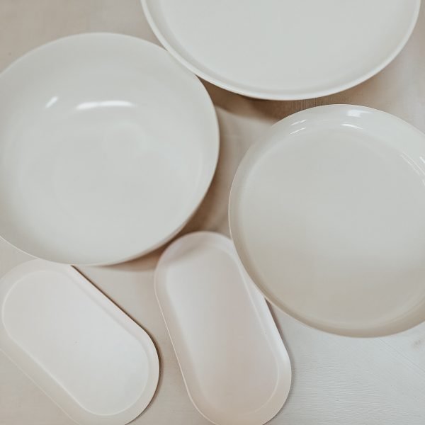 witte schalen witte schalen minimalistiche bruiloft decoratie