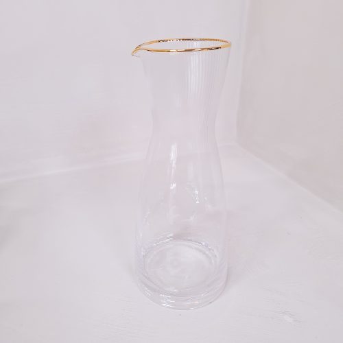 waterkan met gouden rand voor bruiloft decoratie