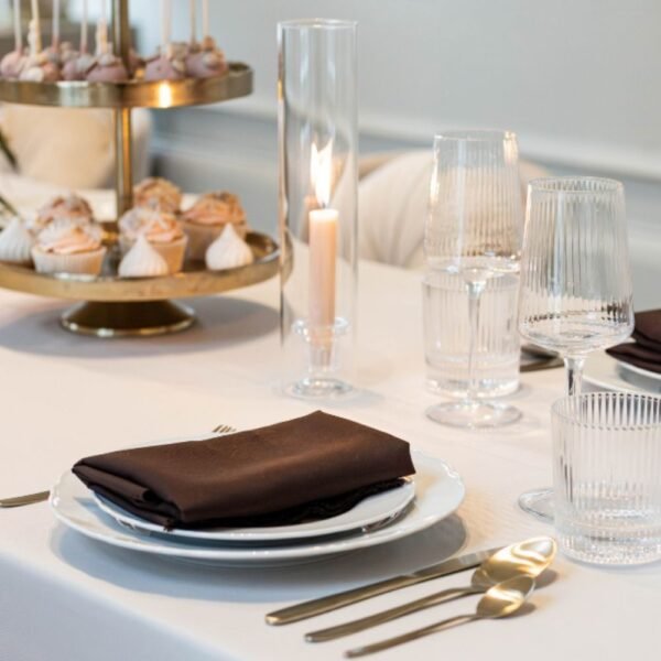 Geribbeld glaswerk op tafel Tafelinspiratie voor een 21 diner met geribbelde wijnglazen en waterglazen