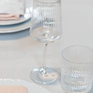 Geribbeld wijnglas en waterglas Helder geribbeld wijnglas op voet naast een geribbeld waterglas