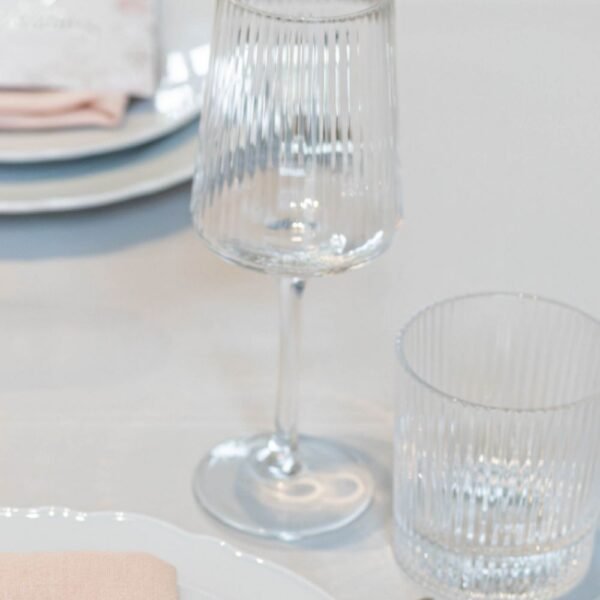 Geribbeld wijnglas en waterglas Helder geribbeld wijnglas op voet naast een geribbeld waterglas