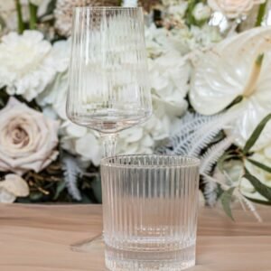 Geribbelde glazen met strepen in het glas Babyshower tafelinspiratie met geribbeld glaswerk en zachtgekleurde bloemen