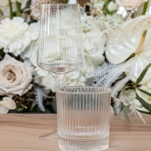 Babyshower tafelinspiratie met geribbeld glaswerk en zachtgekleurde bloemen
