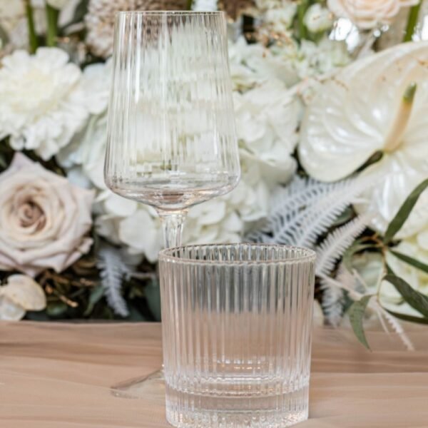 Geribbelde glazen met strepen in het glas Babyshower tafelinspiratie met geribbeld glaswerk en zachtgekleurde bloemen