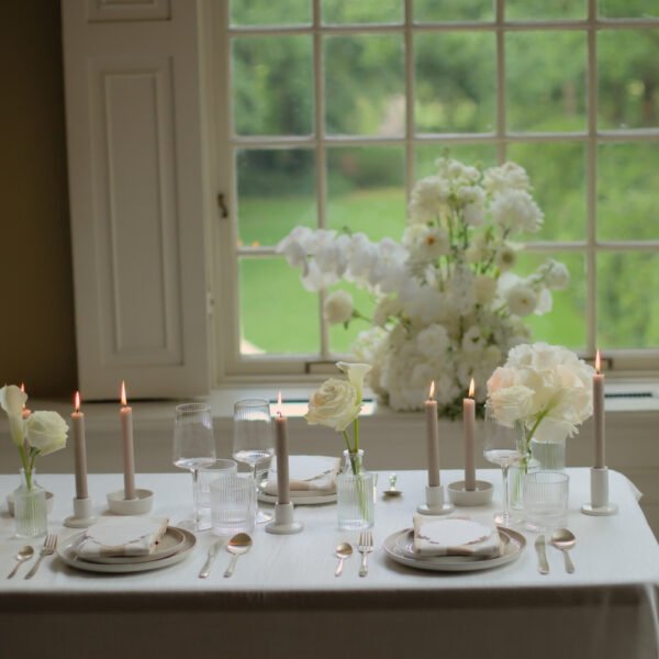 Gestreept glaswerk tijdens babyshower Babyshower tafelinspiratie met geribbelde glazen, witte bloemen en kaarsen