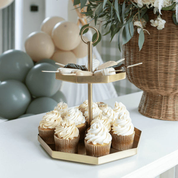 Gouden etagère met 2 lagen hexagon sweet table decoratie Gouden etagère met 2 lagen hexagon model met cupcakes decoratie voor bruiloft sweet table of babyshower