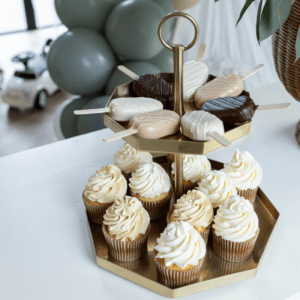 Gouden etagère met 2 lagen hexagon met cupcakes op sweet table decoratie voor bruiloft of babyshower