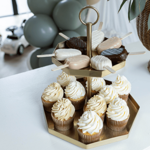 Gouden etagère met 2 lagen hexagon met cupcakes op sweet table decoratie voor bruiloft of babyshower