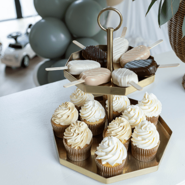 Gouden etagère met 2 lagen hexagon met cupcakes op sweet table decoratie voor bruiloft of babyshower