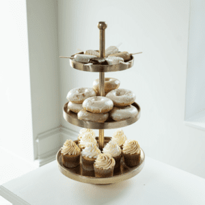 Gouden etagère met 3 lagen huren voor bruiloft sweet table met cupcakes en donuts