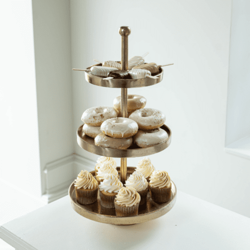 Gouden etagère met 3 lagen huren voor bruiloft sweet table met cupcakes en donuts