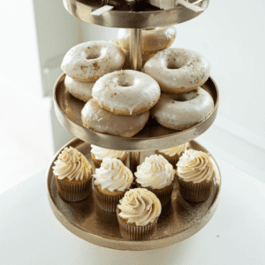 Cupcakes presenteren op gouden etagère met 3 lagen Gouden etagère met 3 lagen gevuld met cupcakes en donuts, ideaal voor sweet table op bruiloft of feest
