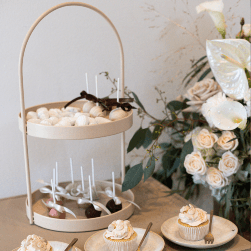 Poederroze etagère met 2 lagen gevuld met desserts voor stijlvolle sweet table of bruiloft