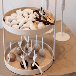 Roze dessertstandaard met cakepops Roze dessertstandaard met twee lagen met cakepops voor babyshower of sweet table