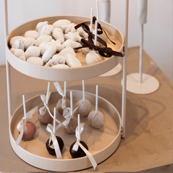Roze dessertstandaard met cakepops Roze dessertstandaard met twee lagen met cakepops voor babyshower of sweet table