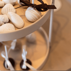 Roze serveerstandaard met macarons Roze serveerstandaard met twee niveaus gevuld met macarons voor stijlvolle dessert tafel