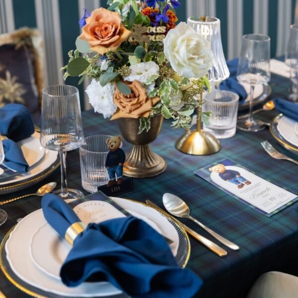 Glaswerk klassiek met streep Glaswerk voor donkerblauw met groene tafel aankleding tijdens een klassiek thema babyshower